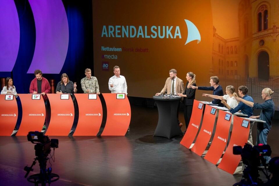 Ungdomspartilederdebatten under Arendalsuka. F.v. på venstresidelaget:: Amrit Kaur, leder Rød Ungdom, Audun Hammer Hovda, leder av Sosialistisk Ungdom, Astrid Hoem, leder AUF, Nils Forren, nestleder Senterungdommen og Tobias Stokkeland, leder i Grønn Ungdom. På høyrelaget finner vi Hadle Rasmus Bjuland, leder KrFU, Ane Breivik, leder Unge Venstre, Ola Svenneby, leder Unge Høyre og Simen Velle, leder FpU. Ungdomspartiledere