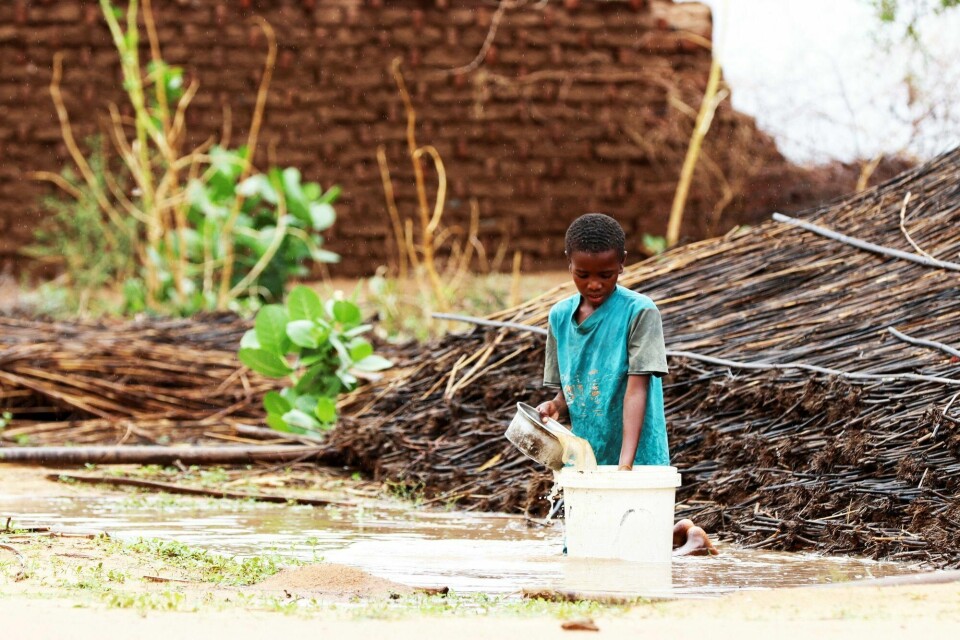 Nylig ble det erklært hungersnød i Sudan. Det har skjedd kun to ganger i verden de siste 15 årene. Det er sjelden vi når dette nivået av lidelse og sult, men nå er det virkeligheten for 775.000 uskyldige sivile i Darfur, skriver Raymond Johansen. Bildet viser et barn som fyller skittent vann i en bøtte i en flyktningleir nord i Darfur. Flyktningleir i Darfur, Sudan