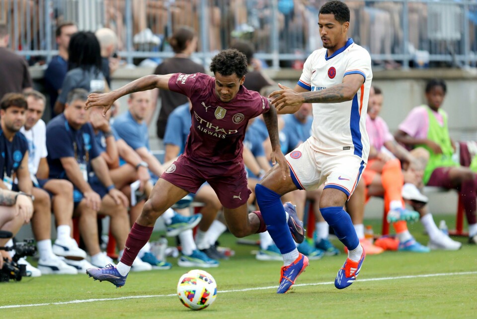 Oscar Bobb i aksjon for Manchester City mot Chelsea i en treningskap i USA nylig. Oscar Bobb, her i duell med Chelseas Levi Colwill, har imponert stort i Citys sesongoppkjøring. Foto: Tom E. Puskar / AP / NTB