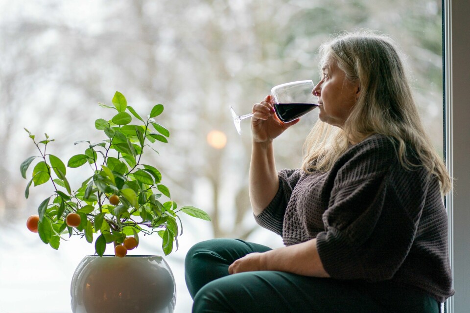 Helsedirektoratet falt ned på at alkohol ikke inkluderes i ordlyden på de grunnleggende kostrådene. Et daglig moderat alkoholinntak er ikke bra for helsa, viser ny omfattende studie. To glass vin daglig øker risikoen for død blant kvinner. Illustrasjonsfoto: Gorm Kallestad / NTB