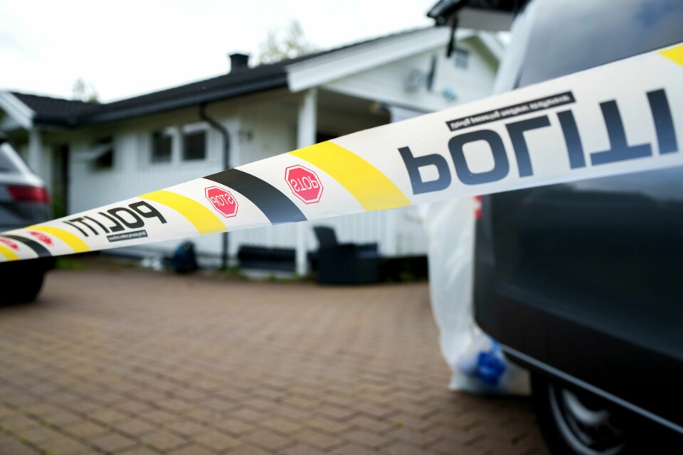 Politiets kriminalteknikere gjør undersøkelser i hus og nabolag etter en mulig påsatt brann i en enebolig på Lørenskog natt til torsdag 15 august. En person er kjørt til sykehus med brannskader. Politiets kriminalteknikere gjør undersøkelser i hus og nabolag etter en mulig påsatt brann i en enebolig på Lørenskog natt til torsdag 15 august. En person er kjørt til sykehus med brannskader.Foto: Cornelius Poppe / NTB