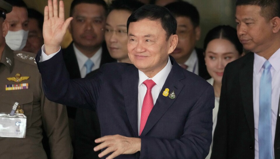 Thailands tidligere statsminister Thaksin Shinawatra er benådet av kongen. Det innebærer at prøveløslatelsen hans reduseres med to uker. Han er dermed en fri mann fra på søndag. Her er han fotografert ved ankomst i Bangkok i august i fjor etter flere år i eksil. Thailands tidligere statsminister Thaksin Shinawatra er benådet av kongen. Det innebærer at prøveløslatelsen hans reduseres med to uker. Han er dermed en fri mann fra på søndag. Her er han fotografert ved ankomst i Bangkok i august i fjor etter flere år i eksil. Foto: Sakchai Lalit / AP / NTB