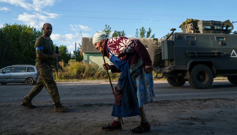 En eldre ukrainsk kvinne går forbi en ukrainsk soldat på gata i Sumy i nordøstlige Ukraina. Landet står overfor en demografisk krise der langt flere dør enn antallet babyer som blir født. En eldre ukrainsk kvinne går forbi en ukrainsk soldat på gata i Sumy i nordøstlige Ukraina. Landet står overfor en demografisk krise der langt flere dør enn antallet babyer som blir født. Foto: Jevhen Maloletka / AP / NTB