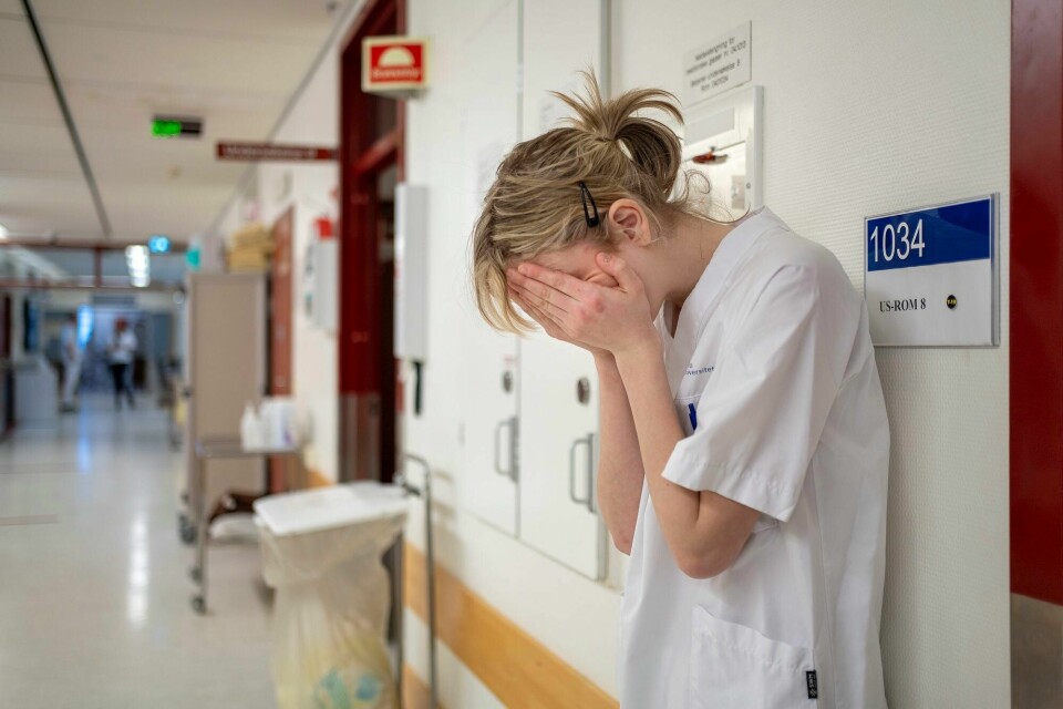 Nå kaster vi helseforetakene og tar tilbake modellen som fungerte og ga trygge pasienter og høyt kvalifiserte ansatte – som ikke gråt av fortvilelse fordi de ikke kunne gi god nok pleie og helsehjelp, skriver Siw Margareth Gleditsch Grindaker. (Illustrasjonsfoto) Sykehus, sliten og fortvilet sykepleier.