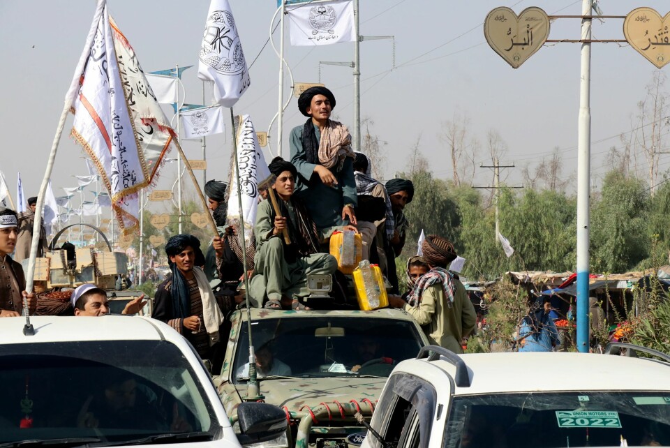 Stolte talibansoldater feirer sine tre år ved makten ved å kjøre gjennom byen Lashkar Gah i Helmand provinsen. Det er lite som truer Talibans makt i landet. Stolte talibansoldater feirer sine tre år ved makten ved å kjøre gjennom byen Lashkar Gah i Helmand provinsen. Det er lite som truer Talibans makt i landet. Foto: Abdul Khaliq / AP / NTB