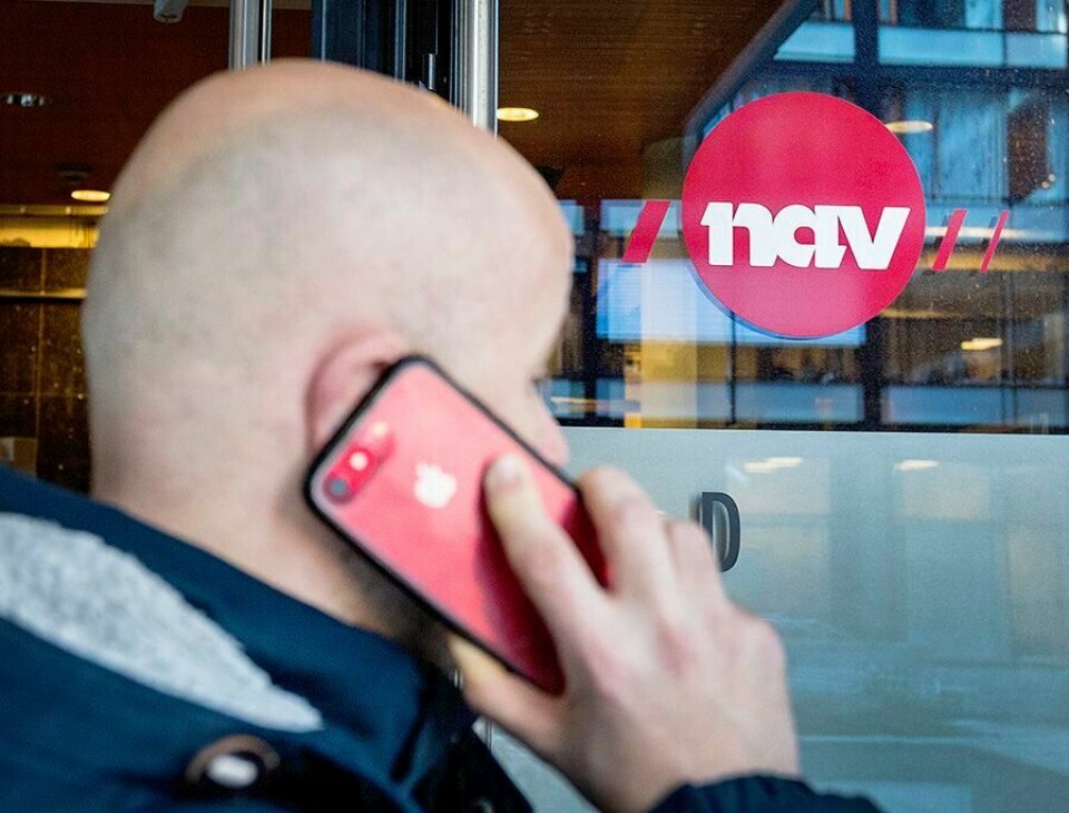 Det er det lokale Nav-kontoret som avgjør når du kan søke om uføretrygd og som innhenter all dokumentasjonen Nav trenger i uføresaken for å kunne konkludere, skriver Elisabeth Thoresen. Illustrasjonsbilde: En mann utenfor med et Nav-skilt. Modellklarert
