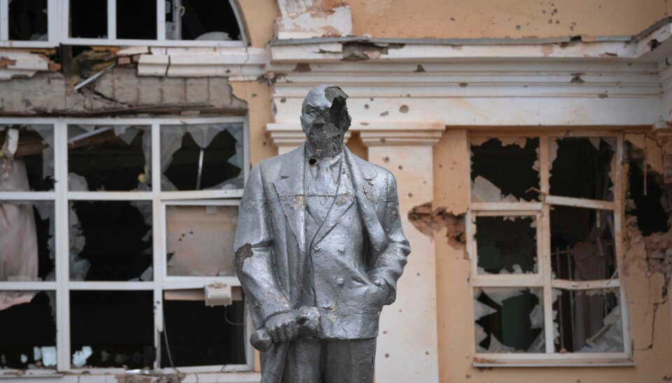 En sønderskutt statue av Sovjetunionens grunnlegger Vladimir Lenin pryder sentrum av Sudzja, en landsby drøyt 10 kilometer inne i Russland som nå kontrolleres av ukrainske styrker. En sønderskutt statue av Sovjetunionens grunnlegger Vladimir Lenin pryder sentrum av Sudzja, en landsby drøyt 10 kilometer inne i Russland som nå kontrolleres av ukrainske styrker. Foto: AP / NTB