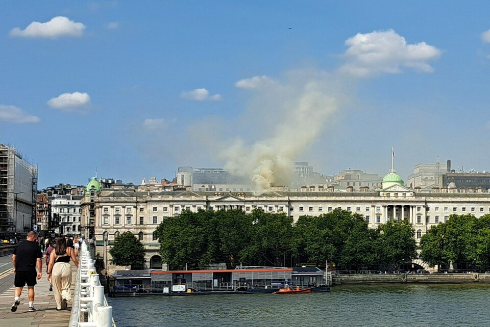 Brannvesenet er på plass med store styrker for å forsøke å slukke en brann i historiske Somerset House i London. Her fra Waterloo Bridge. Brannvesenet er på plass med store styrker for å forsøke å slukke en brann i historiske Somerset House i London. Her fra Waterloo Bridge.