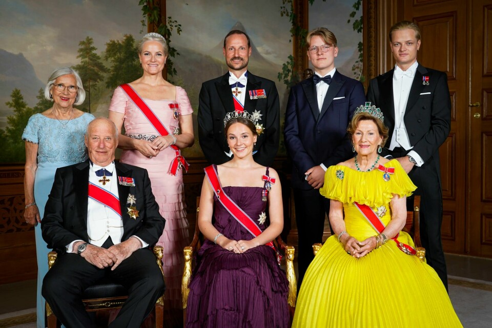 De negative sakene veies ikke opp av positive saker og omtale, sier Trond Norén Isaksen. Her et bilde fra feiringen av prinsesse Ingrid Alexandras myndighetsdag i 2022. F.v.: Marit Tjessem, kronprinsesse Mette-Marit, kronprins Haakon, Marius Borg Høiby, prins Sverre Magnus, kong Harald (t.v. foran), prinsesse Ingrid Alexandra og dronning Sonja. De negative sakene veies ikke opp av positive saker og omtale, sier Trond Norén Isaksen. Her et bilde fra prinsesse Ingrid Alexandras myndighetsdag i 2022. F.v.: Marit Tjessem, kronprinsesse Mette-Marit, kronprins Haakon, Marius Borg Høiby, prins Sverre Magnus, kong Harald (t.v. foran), prinsesse Ingrid Alexandra og dronning Sonja.