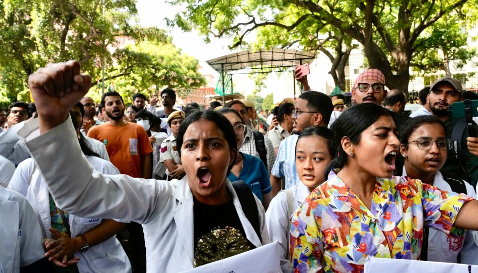 Voldtekten og drapet på en kvinnelig turnuslege i Kolkata har utløst store protester i India. Lørdag streiker 1 million leger og helsepersonell i landet. Bildet viser kvinner som demonstrerer. Voldtekten og drapet på en kvinnelig lege startet store protester i India. Lørdag streiker 1 million leger og helsepersonell i landet.
