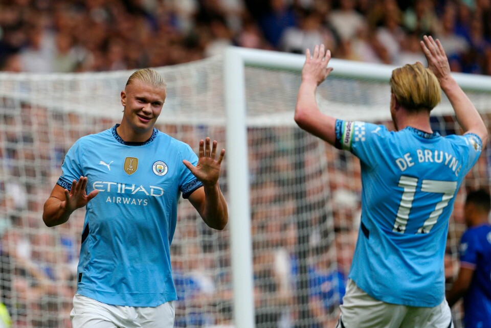 Erling Braut Haaland feirer sin 1-0-scoring mot Chelsea med Kevin de Bruyne. Erling Braut Haaland feirer sin 1-0-scoring mot Chelsea med Kevin de Bruyne. Foto: Dave Shopland / AP / NTB