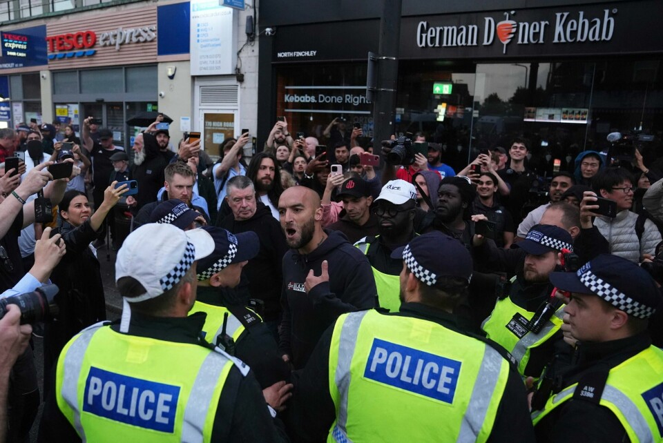 En anti-immigrasjonsdemonstrant snaker med politifolk i North Finchley i London under en demonstrasjon tidligere denne måneden. En anti-immigrasjonsdemonstrant snaker med politifolk i North Finchley i London under en demonstrasjon tidligere denne måneden.