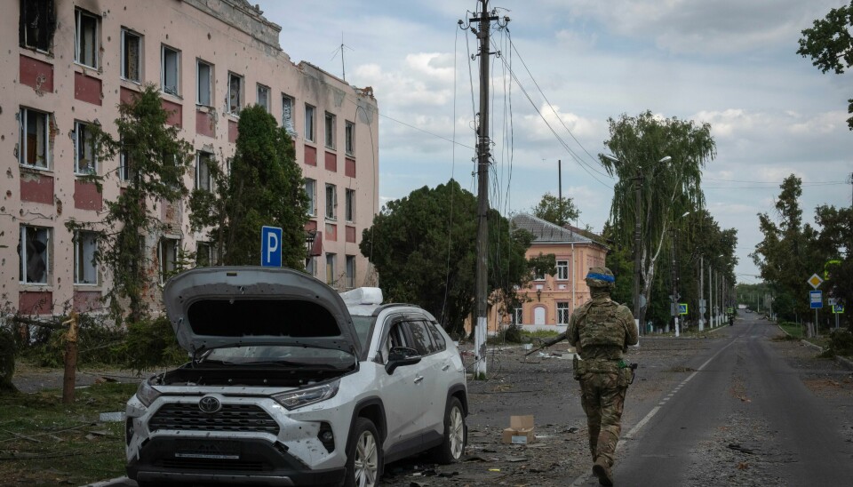 Ukrainske soldater patruljerer de folketomme gatene i Sudzja, en russisk landsby drøyt 10 kilometer fra grensa til Ukraina. Ukrainske soldater patruljerer de folketomme gatene i Sudzja, en russisk landsby drøyt 10 kilometer fra grensa til Ukraina.