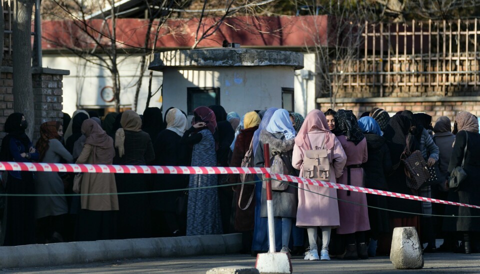 Kvinner har fått dårlige kår under Taliban-regimet i Afghanistan. De er stort sett utestengt fra arbeidslivet, må ha mannlig eskorte dersom de skal reise, og kvinner får ikke lenger lov til å ta utdannelse. Her sto kvinnelige studenter i kø foran Universitetet i Kabul i februar 2022. Afghanske studenter i kø utenfor et universitet i Kabul i februar 2022. I desember samme år forbød Taliban kvinner på både private og offentlige universiteter i landet. Foto: Hussein Malla / AP / NTB