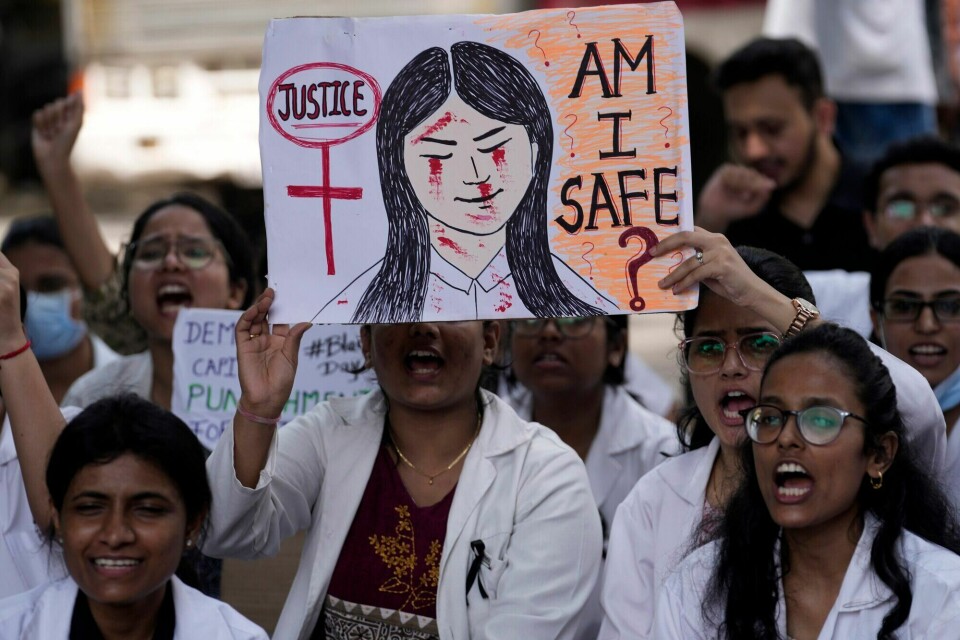 Kvinnelige leger holder en plakat med spørsmålet «er jeg trygg?» under en demonstrasjon i Mumbai lørdag. Kvinnelige leger holder en plakat med spørsmålet «er jeg trygg?» under en demonstrasjon i Mumbai lørdag.
