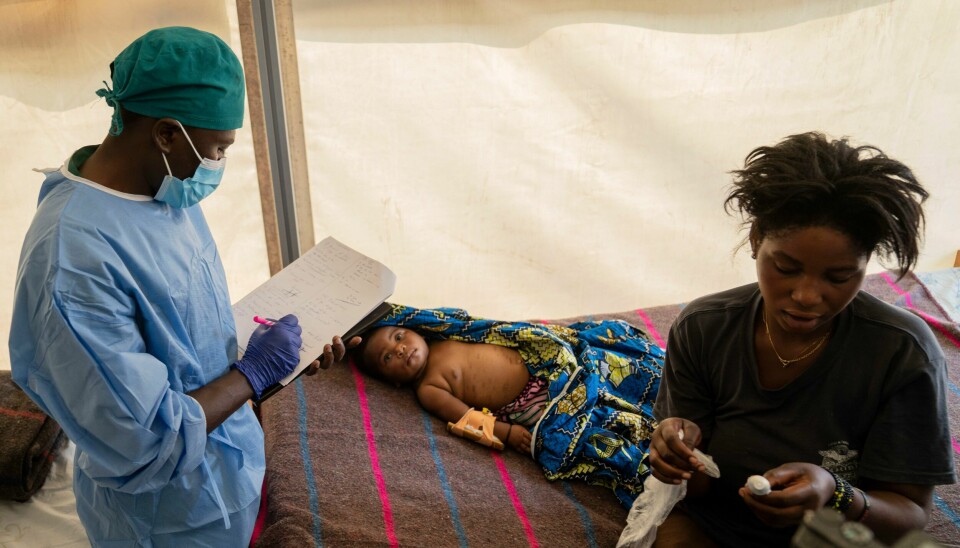 Det nye mpox-viruset sprer seg raskt. Det er særlig barn og unge som rammes. Bildet viser en helsearbeider som hjelper en jente som er smittet med mpox øst i Kongo.