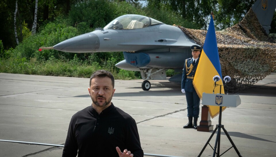 Ukrainas president Volodymyr Zelenskyj erkjenner at det ville koste for mange liv å forsøke å gjenerobre Krim militært. Her fotografert ved et F-16-fly i august. President Volodymyr Zelenskyj roser hæren for sin evne til å overraske og skaffe resultater på slagmarken. Bildet viser presidenten under en seremoni for de første F-16-kampflyene som ble satt inn i det ukrainske flyvåpenet. Foto. Jefrem Lukatskyj / AP / NTB