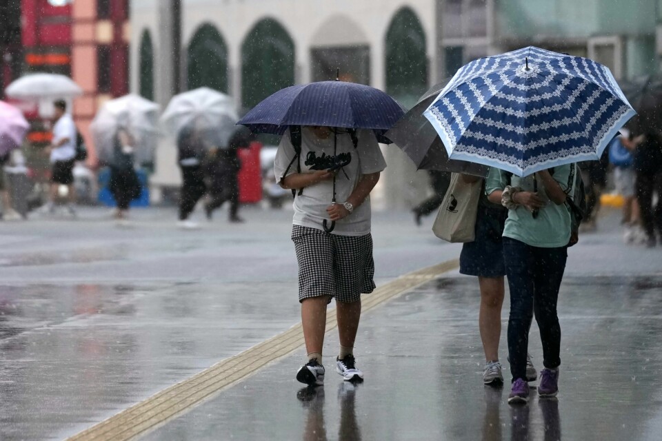 Japanere i hovedstaden Tokyo må belage seg på sterke vindkast og kraftig nedbør når tyfonen Ampil nærmer seg. Japanere i hovedstaden Tokyo må belage seg på sterke vindkast og kraftig nedbør når tyfonen Ampil nærmer seg. Foto: Hiro Komae / AP / NTB