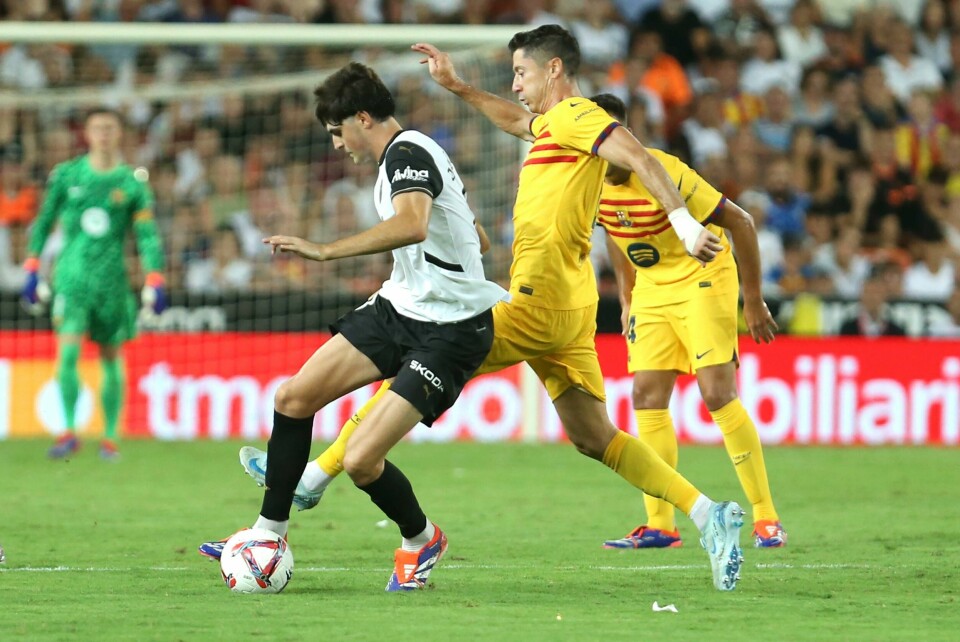 Robert Lewandowski, her i duell med Valencias Javi Guerra, sto for begge Barcelonas scoringer da det katalanske laget vant sin første kamp i den nye sesongen. Robert Lewandowski, her i duell med Valencias Javi Guerra, sto for begge Barcelonas scoringer da det katalanske laget vant sin første kamp i den nye sesongen. Foto: Alberto Saiz / AP / NTB