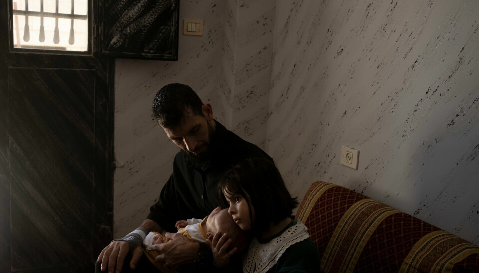 Den palestinske bokseren Muazzaz Abayat (37) med sin to måneder gamle sønn Mohammed og datteren Mira (5) i armene hjemme i Betlehem på Vestbredden. Den palestinske bokseren Muazzaz Abayat (37) med sin to måneder gamle sønn Mohammed og datteren Mira (5) i armene hjemme i Betlehem på Vestbredden. Foto: Maya Alleruzzo / AP / NTB