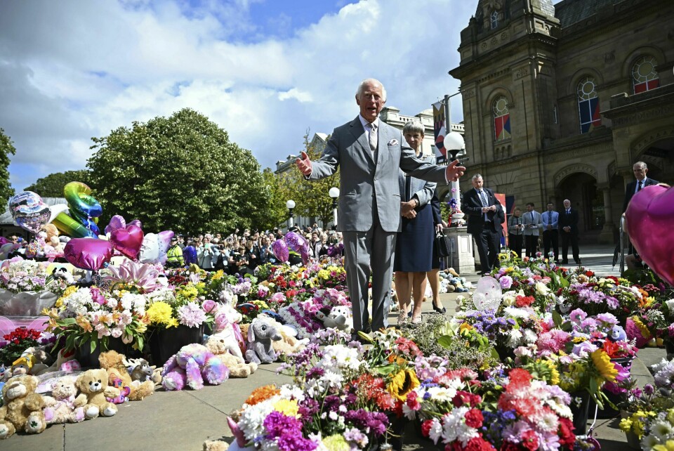 Kong Charles ser på blomsterhavet utenfor rådhuset i Southport til minne om de tre jentene på 6, 7 og 9 år som ble drept mens de deltok på et arrangement på en danseskole for tre uker siden. Kong Charles ser på blomsterhavet utenfor rådhuset i Southport til minne om de tre jentene på 6, 7 og 9 år som ble drept mens de deltok på et arrangement på en danseskole for tre uker siden. Foto: Paul Ellis / Pool via AP / NTB