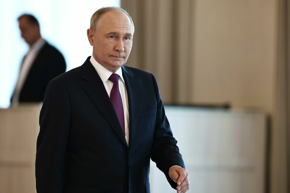 Russlands president Vladimir Putin har ifølge utenriksminister Sergej Lavrov utelukket alle mulige fredsforhandlinger med Ukraina etter den ukrainske motoffensiven i russiske Kursk. Her fra et møte i Aserbajdsjan mandag. Russlands president Vladimir Putin har ifølge utenriksminister Sergej Lavrov utelukket alle mulige fredsforhandlinger med Ukraina etter den ukrainske motoffensiven i russiske Kursk. Her fra et møte i Aserbajdsjan mandag. Foto: Mikhail Tereshchenko / Sputnik / Kreml / AP / NTB