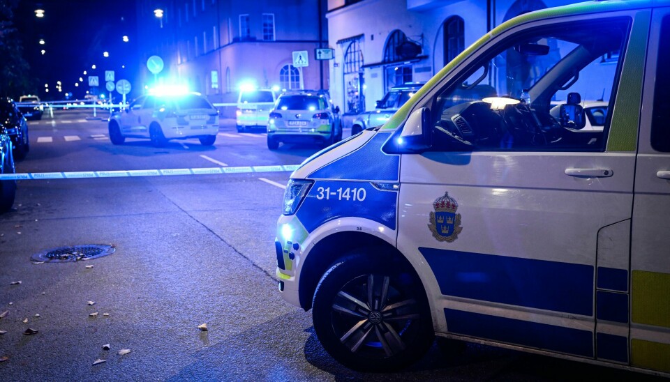 Politiutrykning etter at en mann ble funnet skutt og såret i Stockholm i september i fjor. En mann i 20-årene ble onsdag kveld skutt i Vasastan i Stockholm og døde kort tid etter av skadene. Drapet knyttes til en pågående krig mellom to kriminelle gjenger i Sverige. Foto: Fredrik Sandberg / TT / NTB