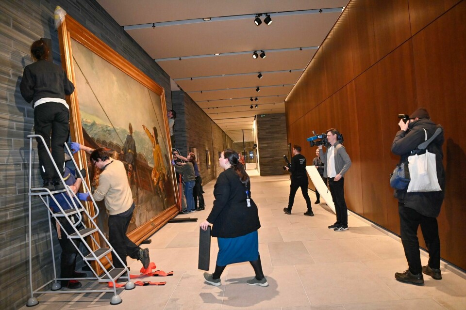 Det ble berettiget oppstyr da Nasjonalmuseet parkerte maleriet «Leiv Eiriksson oppdager Amerika» i kjelleren, skriver Espen Oseid Danielsen. Bildet viser arbeidet med å henge Christian Krohgs maleri opp på veggen igjen, i februar i fjor. Maleriet «Leiv Eiriksson oppdager Amerika» gjøres tilgjengelig for publikum, 2023.