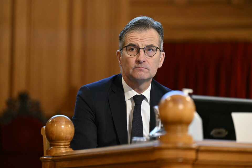 Sentralbanksjef Erik Thedéen på en pressekonferanse i januar i fjor. Riksbanksjef Erik Thedéen har varslet at det kommer et nytt rentehopp i Sverige til våren. Foto: Jessica Gow/TT / NTB
