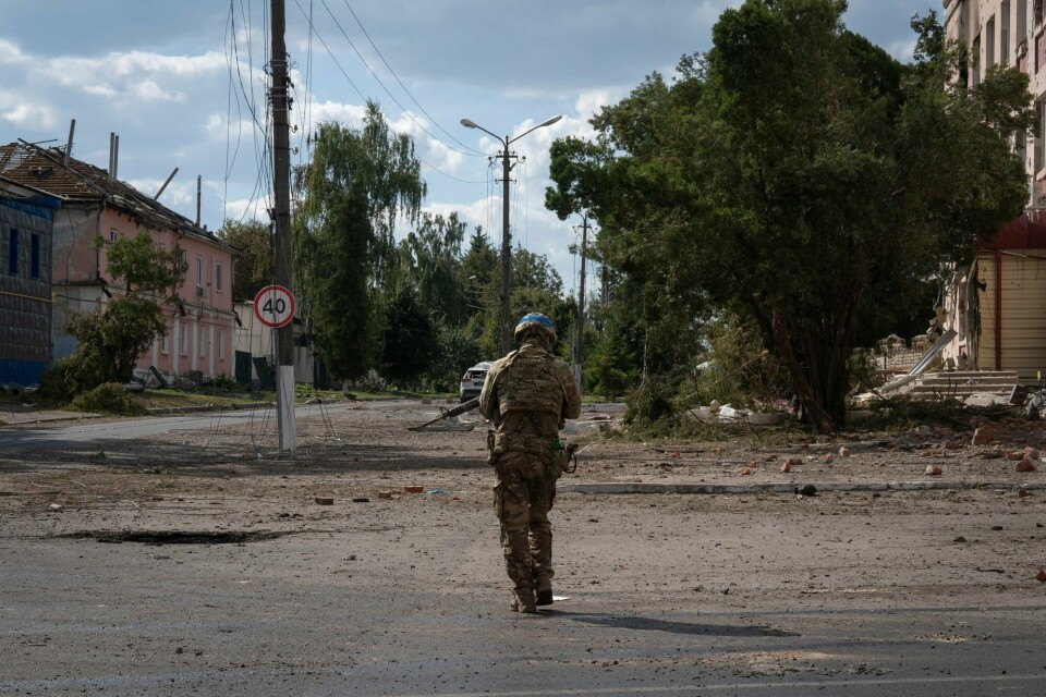 En ukrainsk soldat i sentrum av Sudzja i Kursk i Russland. For rundt to uker siden startet ukrainske styrker en motoffensiv på russisk territorium. Det er første gang krigen for alvor har blitt flyttet over til Russland. En ukrainsk soldat i sentrum av Sudzja i Kursk i Russland. For rundt to uker siden startet ukrainske styrker en motoffensiv på russisk territorium. Det er første gang krigen for alvor har blitt flyttet over til Russland.