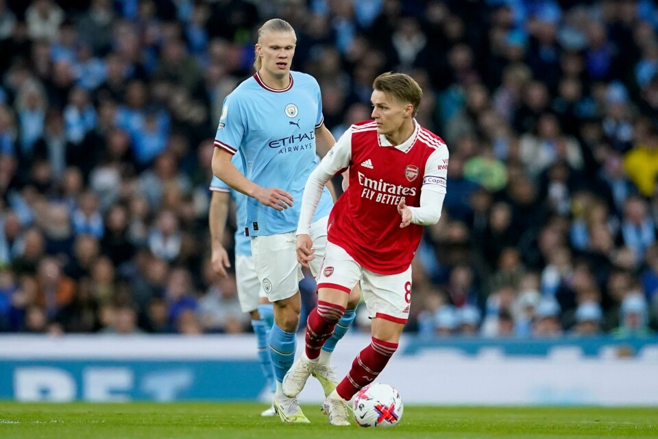 Både Martin Ødegaard og Erling Braut Haaland ble tirsdag tatt ut på årets lag i Premier League etter forrige sesongs prestasjoner. Arsenal-kaptein Martin Ødegaard ble statist da Erling Braut Haaland og Manchester City valset over dem onsdag kveld. Foto: Dave Thompson / AP / NTB