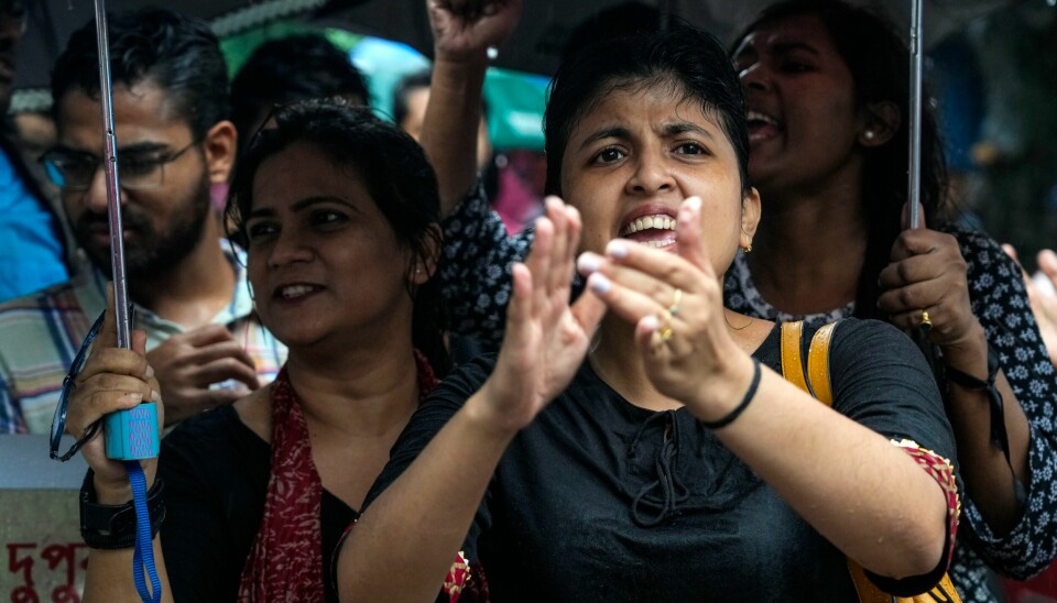 Medlemmer av legeforeningen West Bengal Junior Doctors' Front og sykepleierstudenter viser sin protest mot at kvinnelige leger ikke kan føle seg trygge på sykehusene der de jobber. I forrige uke ble en kvinnelig lege voldtatt og drept på et statlig sykehus i hovedstaden Kolkata i den indiske delstaten Vest-Bengal. Medlemmer av legeforeningen West Bengal Junior Doctors' Front og sykepleierstudenter viser sin protest mot at kvinnelige leger ikke kan føle seg trygge på sykehusene der de jobber. I forrige uke ble en kvinnelig lege voldtatt og drept på et statlig sykehus i hovedstaden Kolkata i den indiske delstaten Vest-Bengal. Foto: Bikas Das / AP / NTB