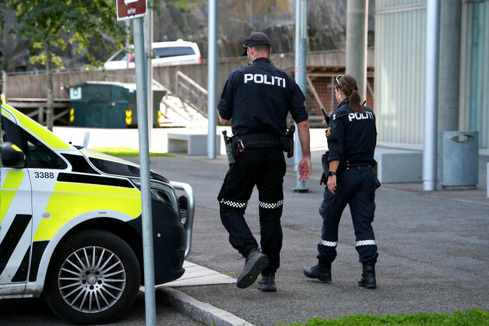 Naboen oppsøkte mannen for å be ham dempe musikken på en søndag. Da skal han ha blitt truet med et samuraisverd, mener politiet. Dette bildet er tatt i en annen sammenheng og er kun ment som en illustrasjon til saken. Politi på stedet etter at en elev ble lettere skadet under voldshendelsen med «en skarp gjenstand» på en videregående skole i Oslo. Foto: Lise Åserud / NTB