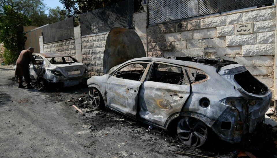 Biler som ble påtent av israelske bosettere i angrepet. Biler som ble påtent av israelske bosettere i angrepet. Foto: Nasser Nasser / AP / NTB