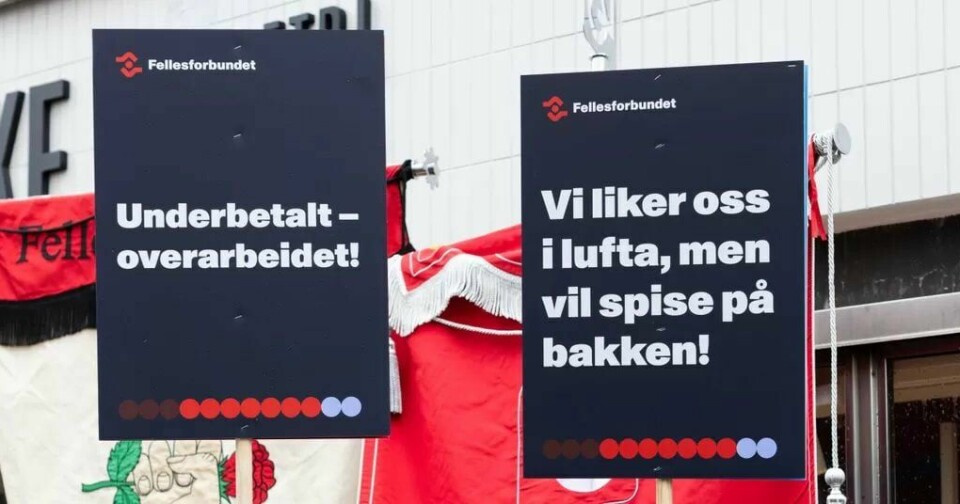 Mange kabinansatte brukte en av sine få fridager på å markere misnøye med lønna og arbeidsvilkårene i SAS utenfor Riksmeklerens kontor onsdag morgen. Der ble det ikke enighet og derfor er det nå streik. Mange kabinansatte brukte en av sine få fridager på å markere misnøye med lønna og arbeidsvilkårene i SAS utenfor Riksmeklerens kontor onsdag morgen. Der ble det ikke enighet og derfor er det nå streik.