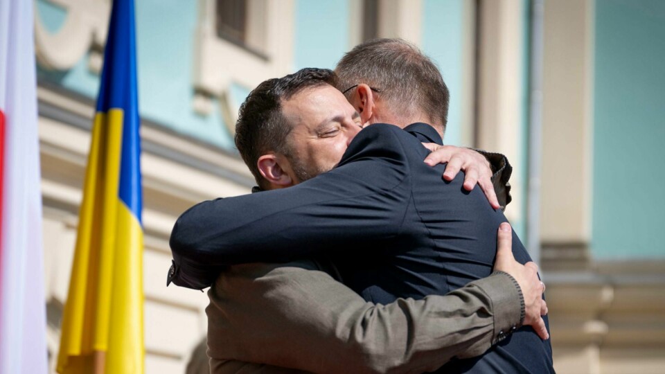 Polens president Andrzej Duda (til høyre) omfavnet president Volodymyr Zelenskyj da han besøkte Kyiv på den ukrainske uavhengighetsdagen lørdag. Polens president Andrzej Duda (til høyre) omfavnet president Volodymyr Zelenskyj da han besøkte Kyiv på den ukrainske uavhengighetsdagen lørdag. Foto: Ukrainas presidentkontor / AP / NTB