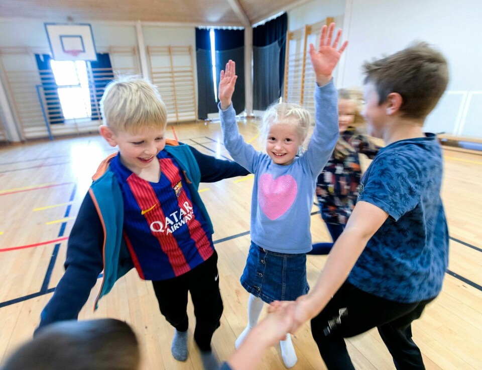 Små barn trenger tid til å leke, utforske og utvikle sosiale ferdigheter, ikke å bli presset inn i en akademisk mal før de er klare for det, skriver Sunniva Holmås Eidsvoll. Barneskole, elever i gymsal