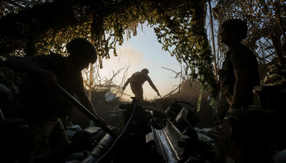 Ukrainske styrker ved fronten bruker amerikansk feltartilleri mot russiske stillinger i Donetsk. Ukrainske styrker ved fronten bruker amerikansk feltartilleri mot russiske stillinger i Donetsk. Foto: Evgeniy Maloletka Y/ AP / NTB