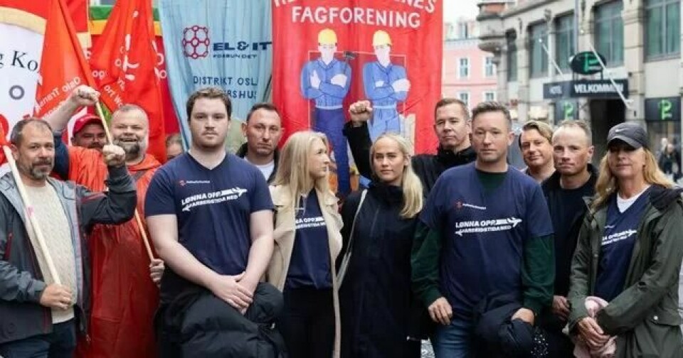 Mange kabinansatte i SAS brukte en av sine få fridager på å markere misnøye med lønna og arbeidsforholdene utenfor Riksmeklerens kontor onsdag morgen. Mange kabinansatte i SAS brukte en av sine få fridager på å markere misnøye med lønna og arbeidsforholdene utenfor Riksmeklerens kontor onsdag morgen.