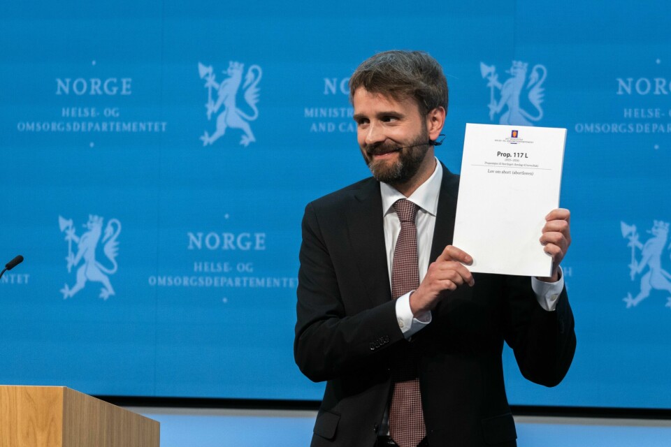 – For å unngå diskriminering av personer med nedsatt funksjonsevne foreslår vi nå at medisinske tilstander hos fosteret som hovedregel ikke skal gi direkte adgang til å innvilge abort etter uke 18, sa helse- og omsorgsminister Jan Christian Vestre (Ap) da han la fram regjeringens forslag til ny abortlov. – For å unngå diskriminering av personer med nedsatt funksjonsevne foreslår vi nå at medisinske tilstander hos fosteret som hovedregel ikke skal gi direkte adgang til å innvilge abort etter uke 18, sa helse- og omsorgsminister Jan Christian Vestre (Ap) da han la fram regjeringens forslag til ny abortlov. Foto: Thomas Fure / NTB