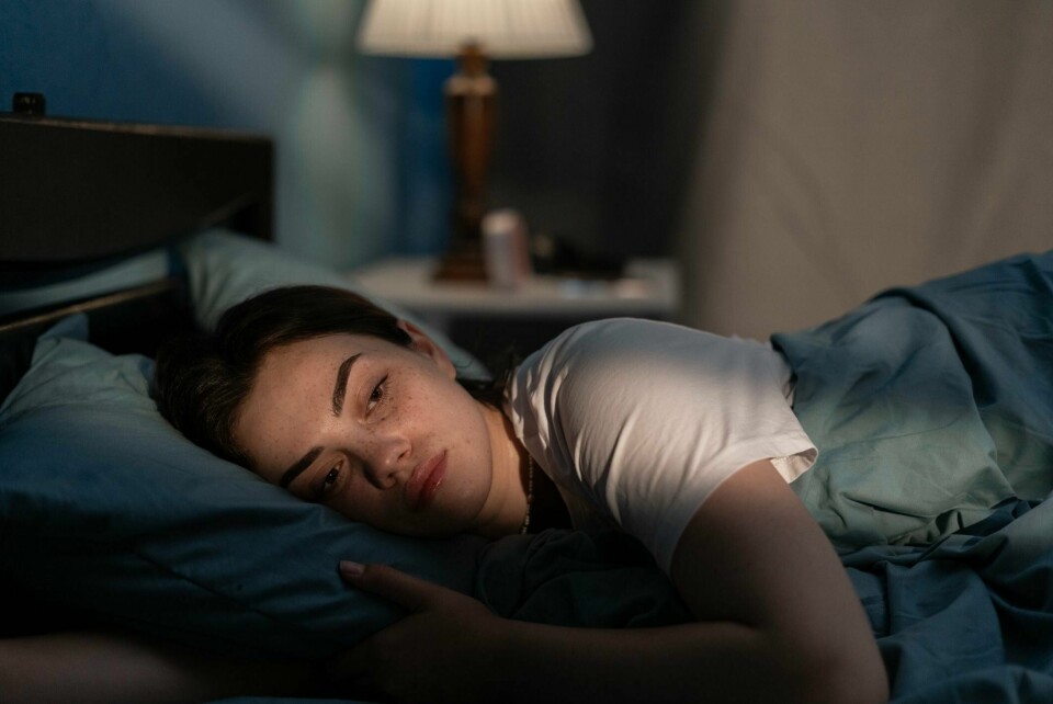 Hva tror Høyres statsministerkandidat vil skje dersom syke, unge mennesker i en sårbar situasjon blir fratatt uføretrygden? Det er en oppskrift på fattigdom og varig utenforskap. Young sad woman lying in bed late at night trying to sleep suffering insomnia. Girl in bed scared on nightmares looking worried and stressed. Sleeping disorder and insomnia concept