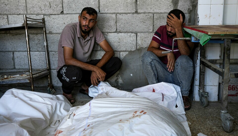 Palestinere sørger over slektninger som ble drept i israelske angrep mot Gazastripen. Bildet er tatt på et sykehus i Deir al-Balah sentralt i Gaza. Søndag tok nye samtaler om en våpenhvile og fangeutveksling slutt, også denne gangen uten resultater. Palestinere sørger over drepte slektninger på et sykehus i Deir al-Balah. Foto: Abdel Kareem Hana / AP / NTB
