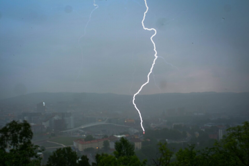 Tordenværet vil pågå hele søndag ettermiddag, ifølge meteorologene. Illustrasjonsfoto. Lynnedslag i Oslo sentrum tirsdag kveld. Foto: Beate Oma Dahle / NTB