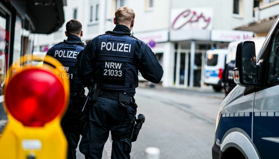 Politifolk på jobb nær åstedet der tre personer ble drept i et knivangrep i Solingen i Tyskland. Gjerningspersonen er fortsatt på frifot. Politiet har sperret av deler av Solingen etter angrepet. Ingen er så langt pågrepet. Foto: Christoph Reichwein / DPA via AP / NTB