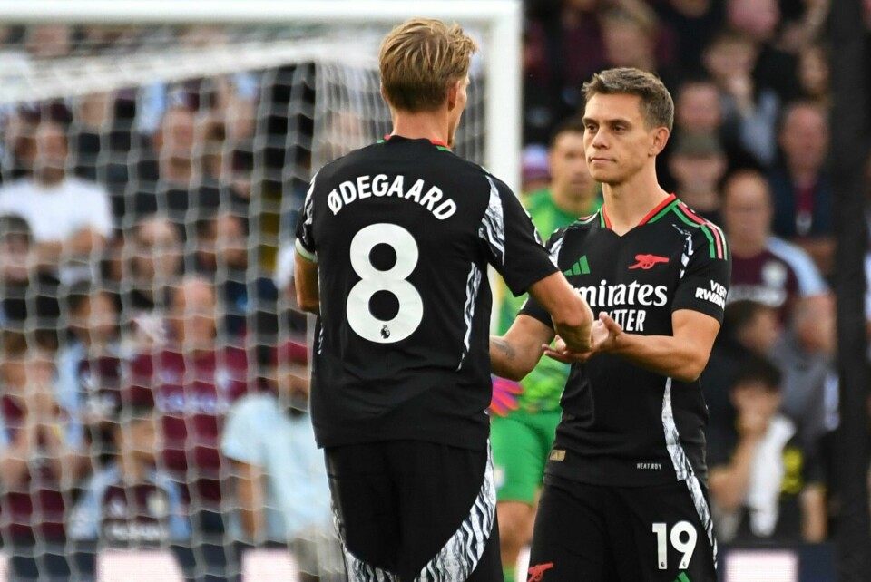 Leandro Trossard sikret seieren for Arsenal. Her gratuleres han av Martin Ødegaard. Leandro Trossard sikret seieren for Arsenal. Foto: Rui Vieira / AP Photo / NTB.