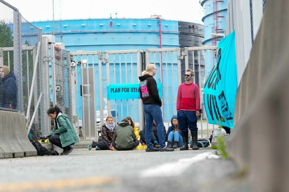 Extinction Rebellion (XR) aksjonerte 24. august mot Equinors prosessanlegg for gass og lettolje i Tysvær. Sollien til høyre i rød genser. Greta Thunberg og Extinction Rebellion (XR) aksjonerte mot Equinors prosessanlegg for gass og lettolje i Tysvær i helgen. Foto: Jan Kåre Ness / NTB