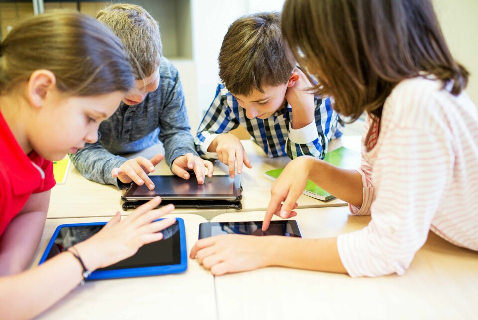 Sammenstilt med de dårlige resultatene i lesing, skriving, men også regning, er det ikke på tide å bare si nei takk til én skjerm per elev i småskolen? Barna lærer seg fint digitale ferdigheter om de får sin egen enhet på femte eller sjette trinn, skriver Siri Sjøgren Selmer. Skolebarn med nettbrett i klasserommet.
