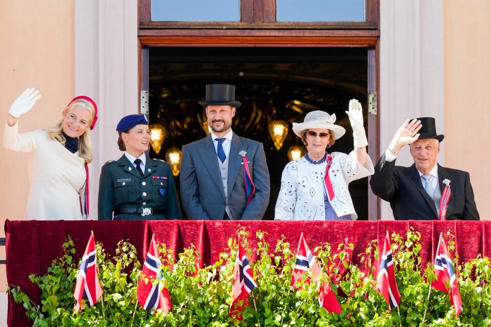 Kongefamilien på Slottsbalkongen under barnetoget 17. mai i Oslo i år. F.v.: Kronprinsesse Mette-Marit, prinsesse Ingrid Alexandra iført Hærens tjenesteuniform, kronprins Haakon, dronning Sonja og kong Harald. Alle skal delta i bryllupet til prinsesse Märtha Louise og Durek Verrett. Kongehuset har reservert seg mot de eksklusive fotoavtalene som er inngått rundt bryllupet til Märtha Louise og Durek Verrett. Foto: Heiko Junge / NTB