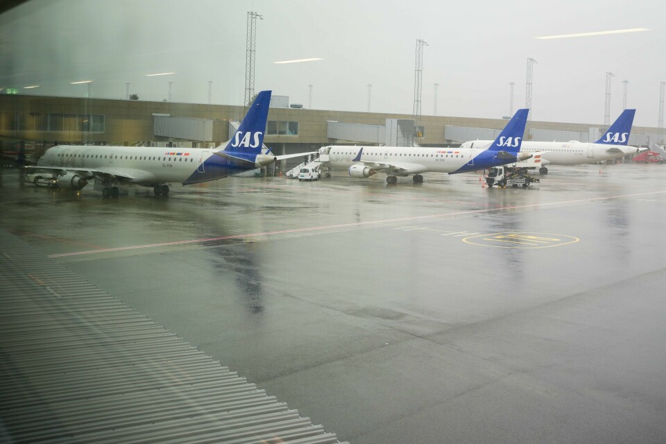 Totalt 155 kabinansatte er i øyeblikket i streik, og over 50 SAS-flyginger ble innstilt mandag. Onsdag trappes streiken opp kraftig, og totalt 800 kabinansatte vil være tatt ut i streik. Flytrafikken blir rammet hardere til uken når mange flere kabinansatte blir tatt ut i streik. Foto: Terje Pedersen / NTB