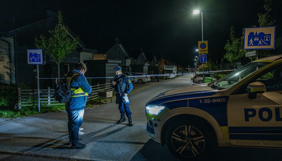 En 16 år gammel gutt som var tatt hånd om i et omsorgshjem i Sverige, er siktet for tre drap. Kommunen vil ikke granske saken. Politiet fikk melding om skytingen i boligen i Tullinge sør for Stockholm klokka 1.25 natt til fredag. De etterforsker om den har sammenheng med voldsbølgen i landet. Foto: Magnus Lejhall / TT / NTB